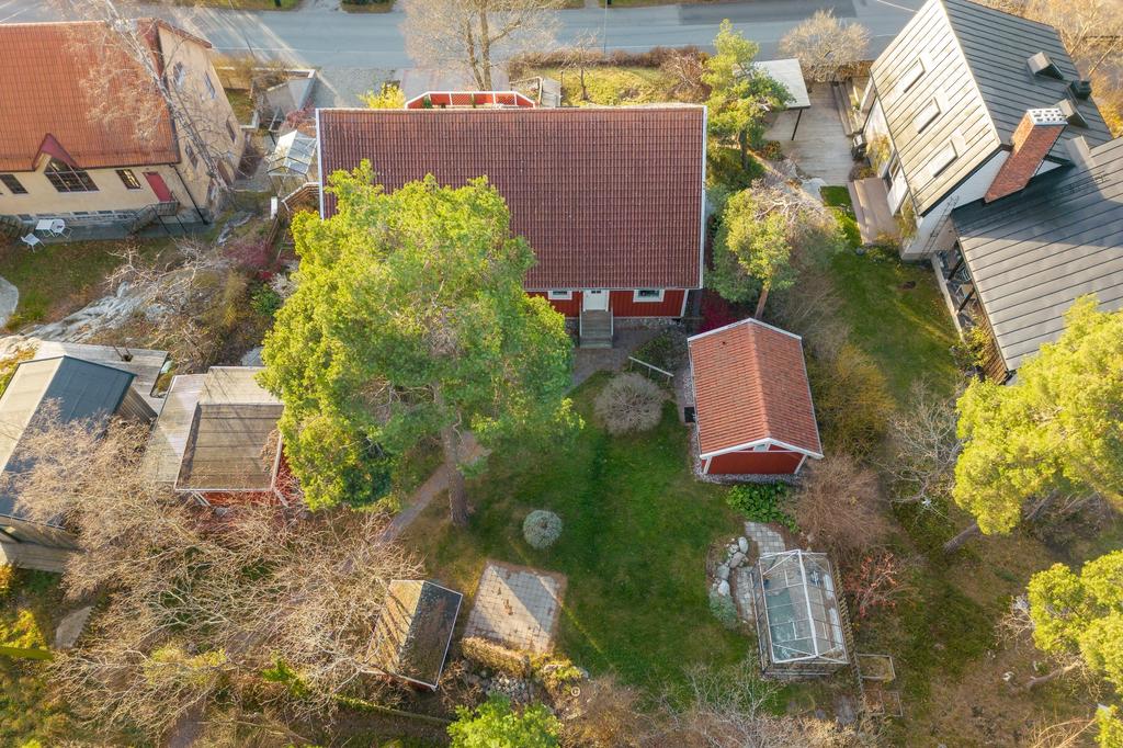 Villan och trädgården från ovan 