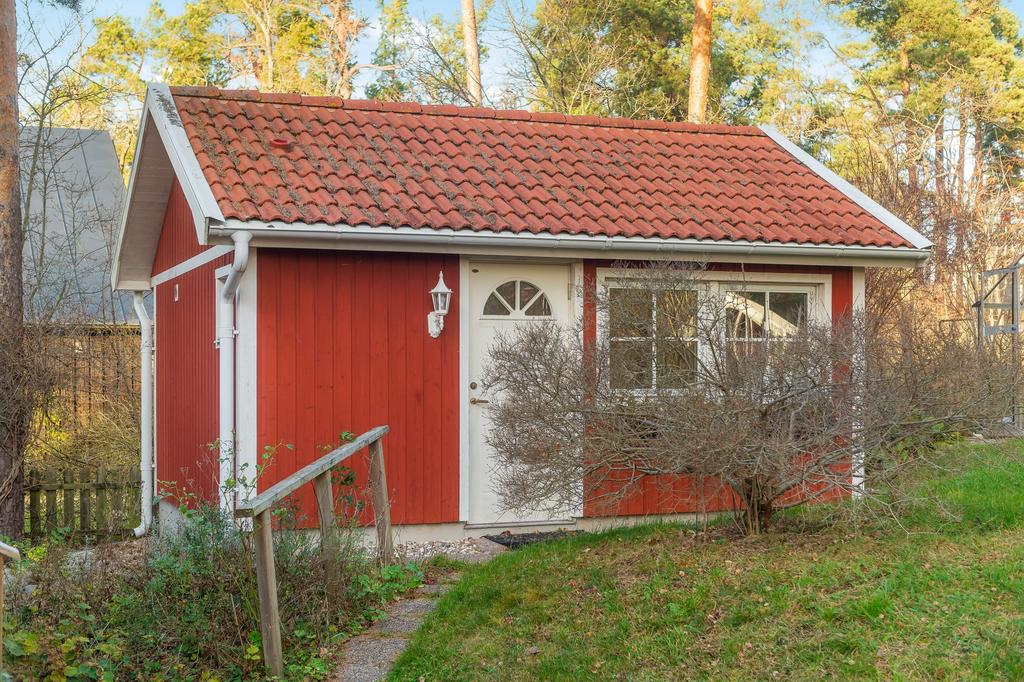 Ett separat gästhus på tomten om 15 m² med sovalkov och WC