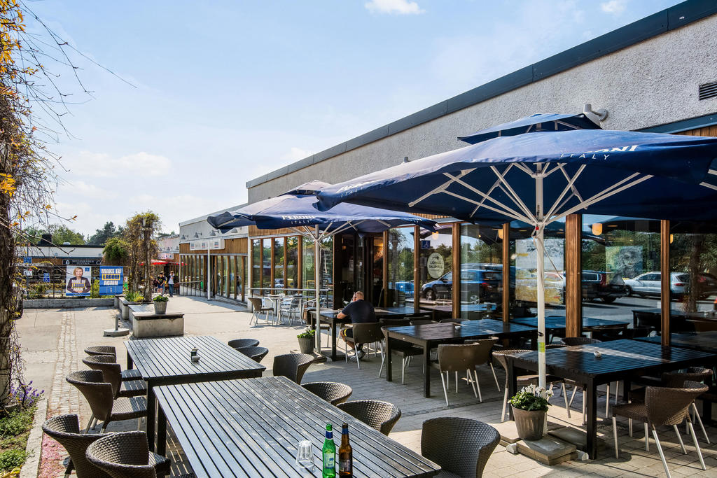 Lidingö Saluhall på mycket bekvämt gångavstånd med populära luncher och välbesökt  After Work