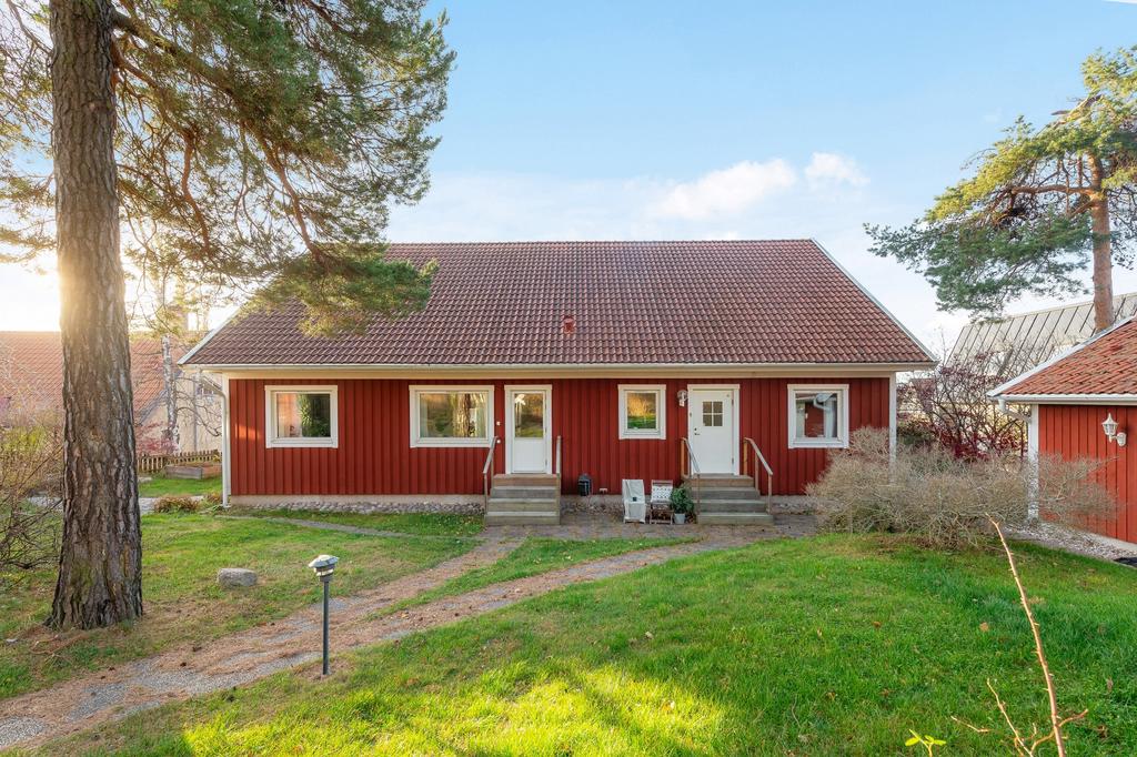 Barnvänlig trädgård om 1 209 m² med gott om plats för lek och umgänge