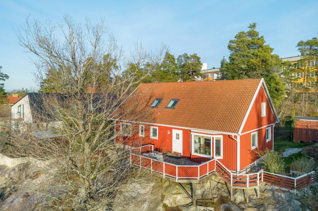  "Villa Söderliden 16" med solig terrass i högt läge och helt utan insyn