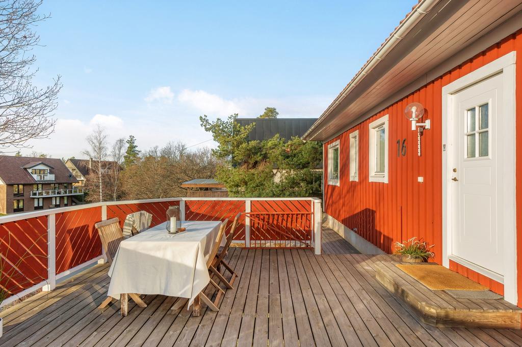 Terrass i fint solläge med gott om plats för möblemang