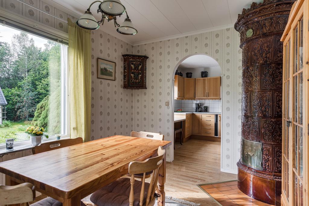 Matplats vid kök med vacker kamin.