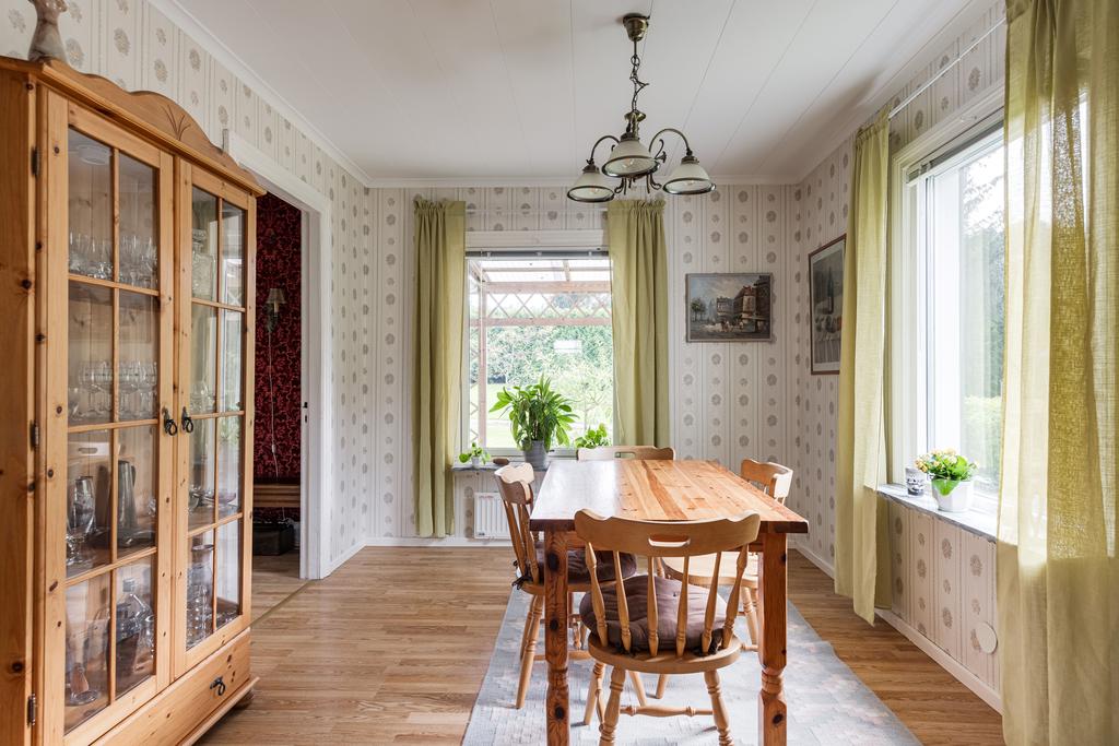 Annan vinkel med fönster åt två väderstreck.