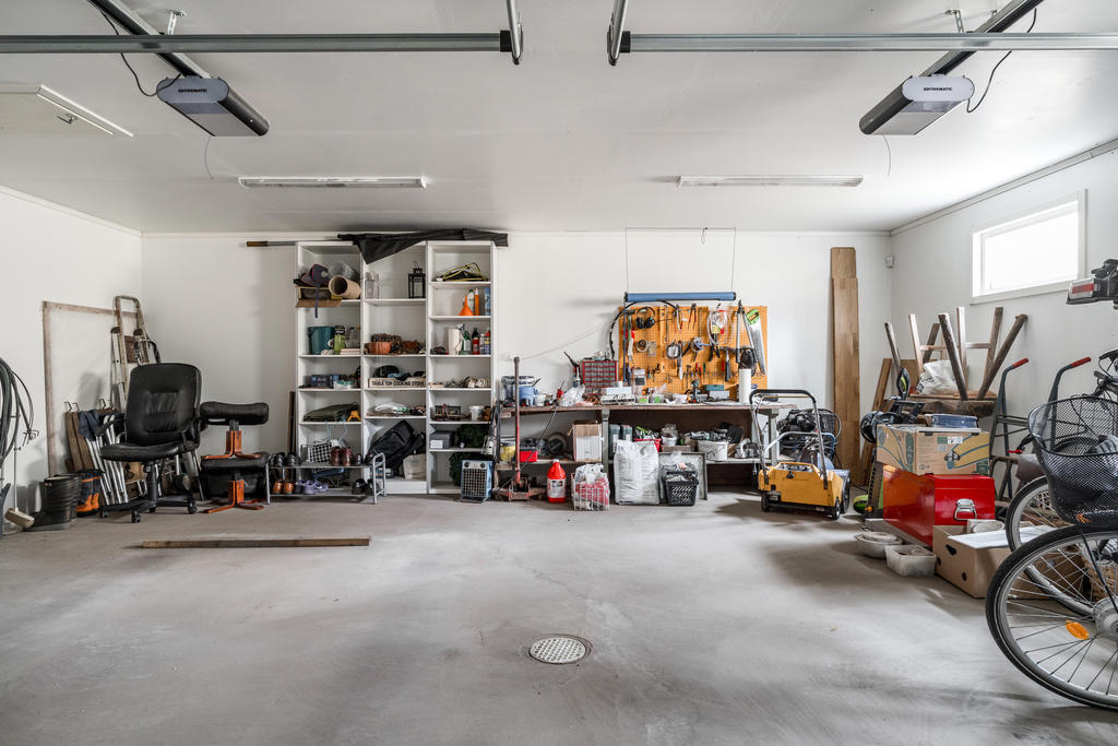 Dubbelgarage med elektriska portar & elbilsladdare
