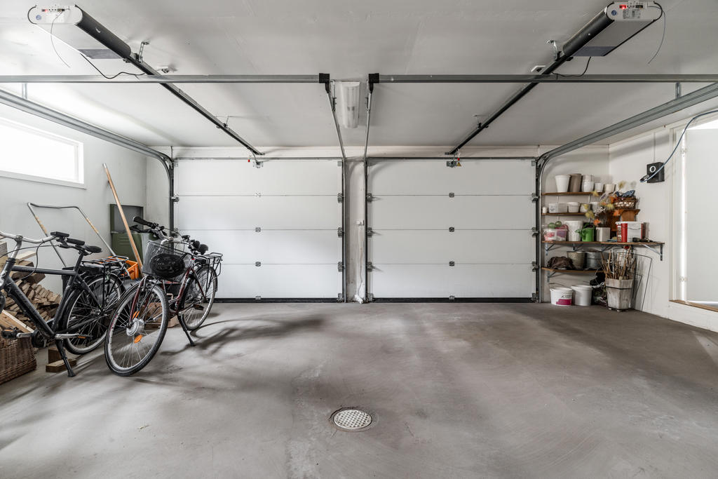 Dubbelgarage med elektriska portar & elbilsladdare