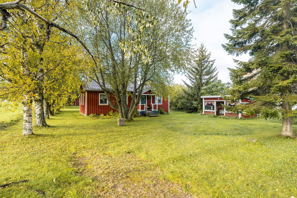 Utplats med den öppna spisen vid sidan om huset.