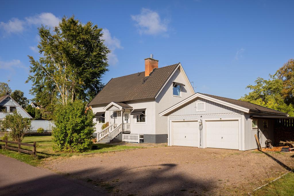 Dubbelgarage med jaktförvaring, carport,  rökugn