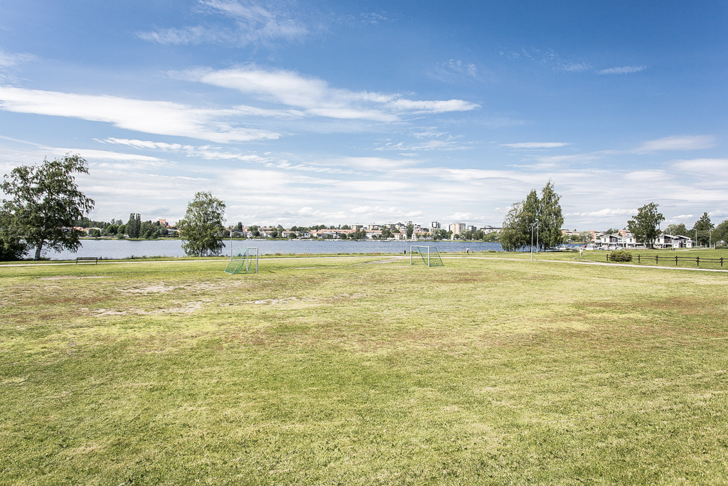 Underbara grönområden och promenadstråk vid vattnet. 