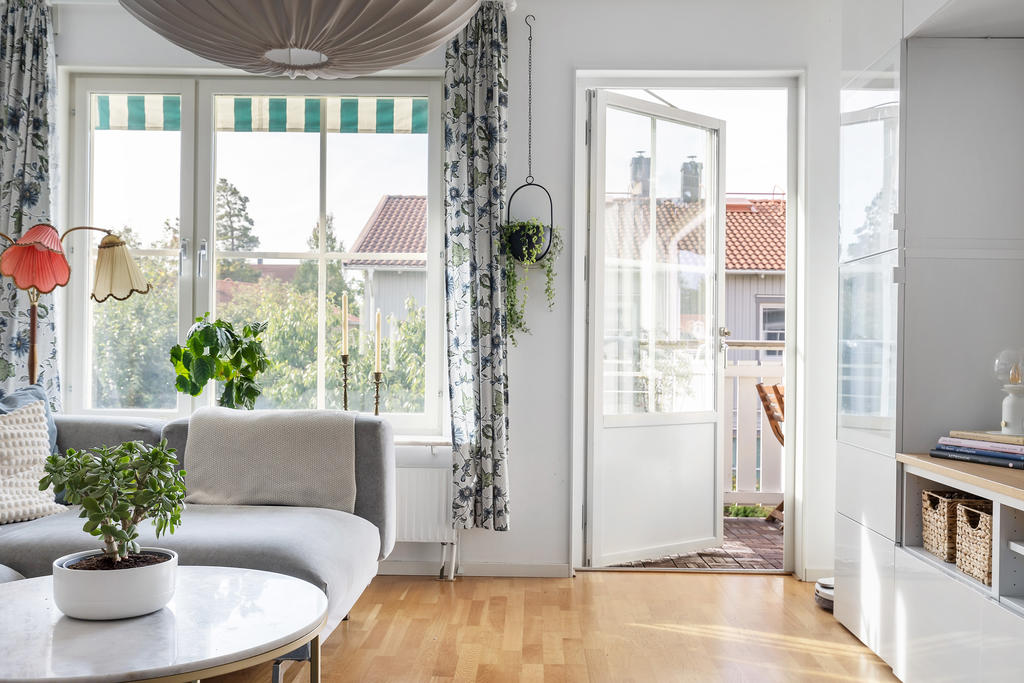 Stora fönster i söderläge, likväl som balkongen 