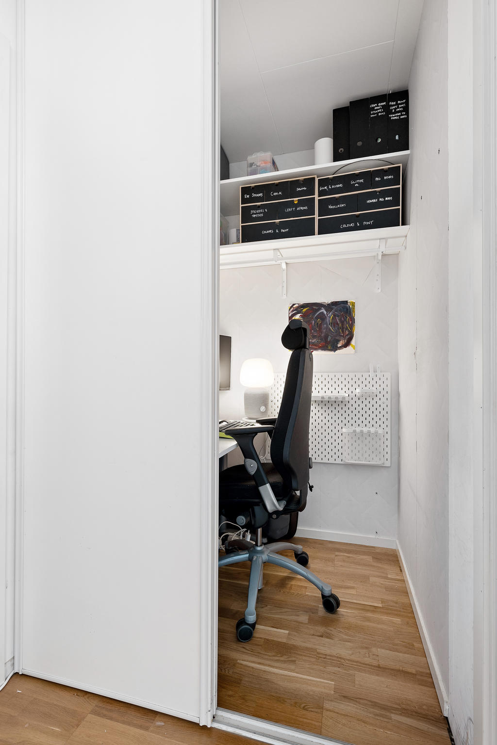 Klädkammare som idag fungerar som hemmakontor