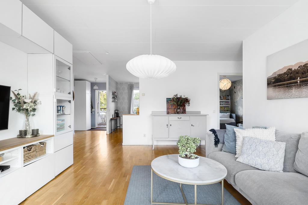 Från vardagsrummet mot kök och hall 