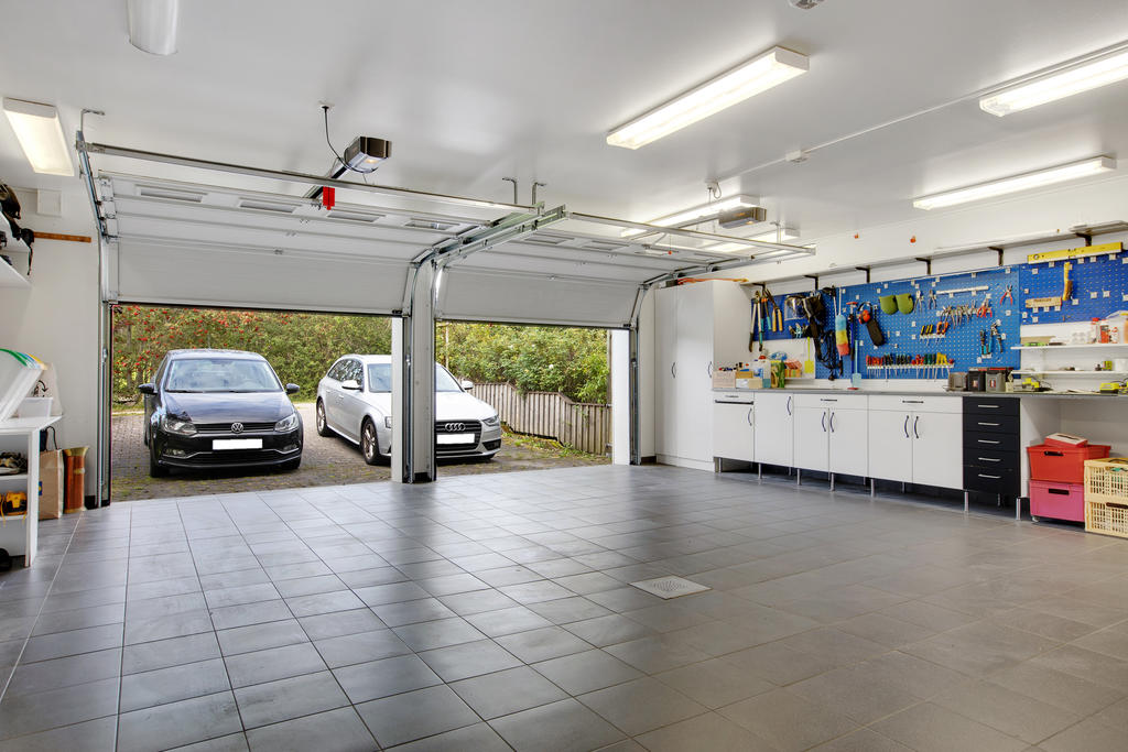 Ett lyxigt dubbelgarage med verkstadsdel och fjärrstyrda portar 