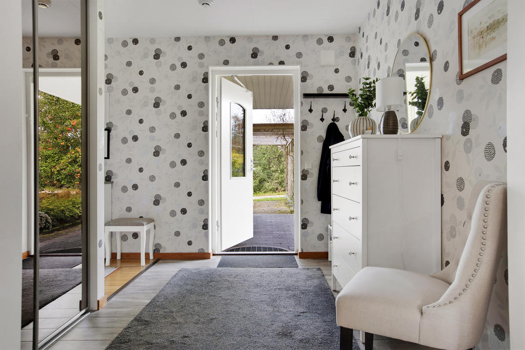 Rymlig hall med gott om plats för avhängning samt förvaringsmöjligheter i garderober och klädkammare