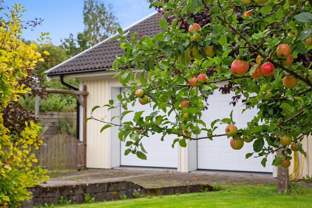 Dubbelgarage och stenlagd uppfart