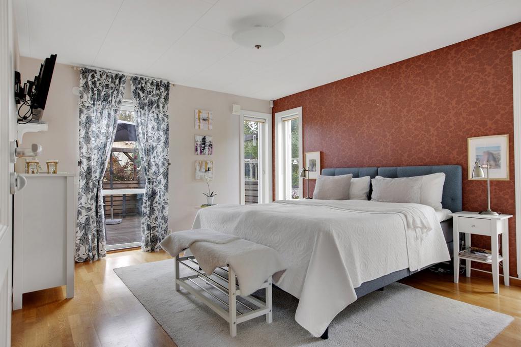 Master Bedroom med access till walk-in-closet och badrum, härifrån når ni även en av altanerna  