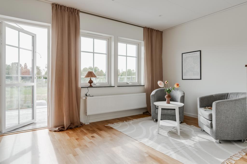 Allrum med utgång till den härliga balkongen på husets framsida