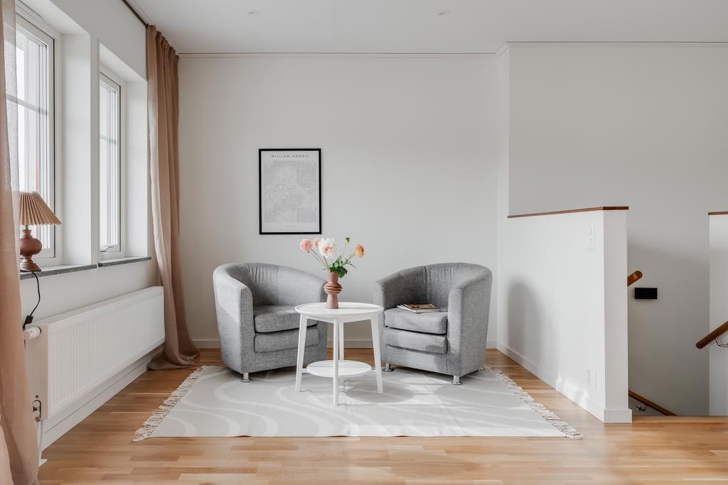 Allrum på övre plan med utgång till den härliga balkongen på husets framsida