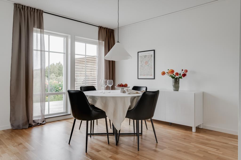 Matplats med utgång till till den härliga uteplatsen