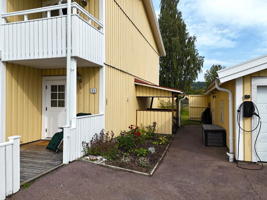 Blommande rabatter intill huset