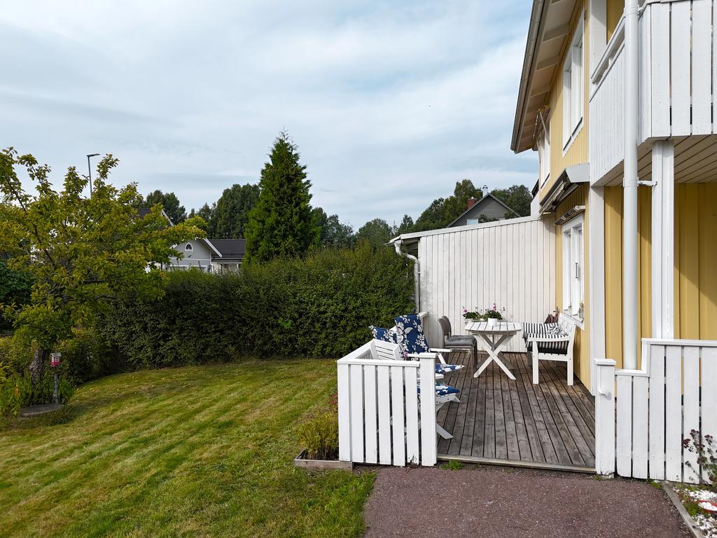Trädgård skyddad av häckar