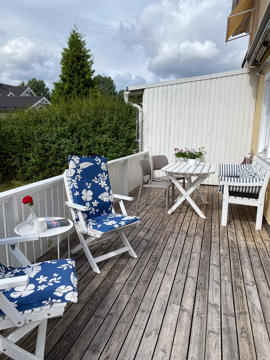 Altan som rymmer flera sittgrupper