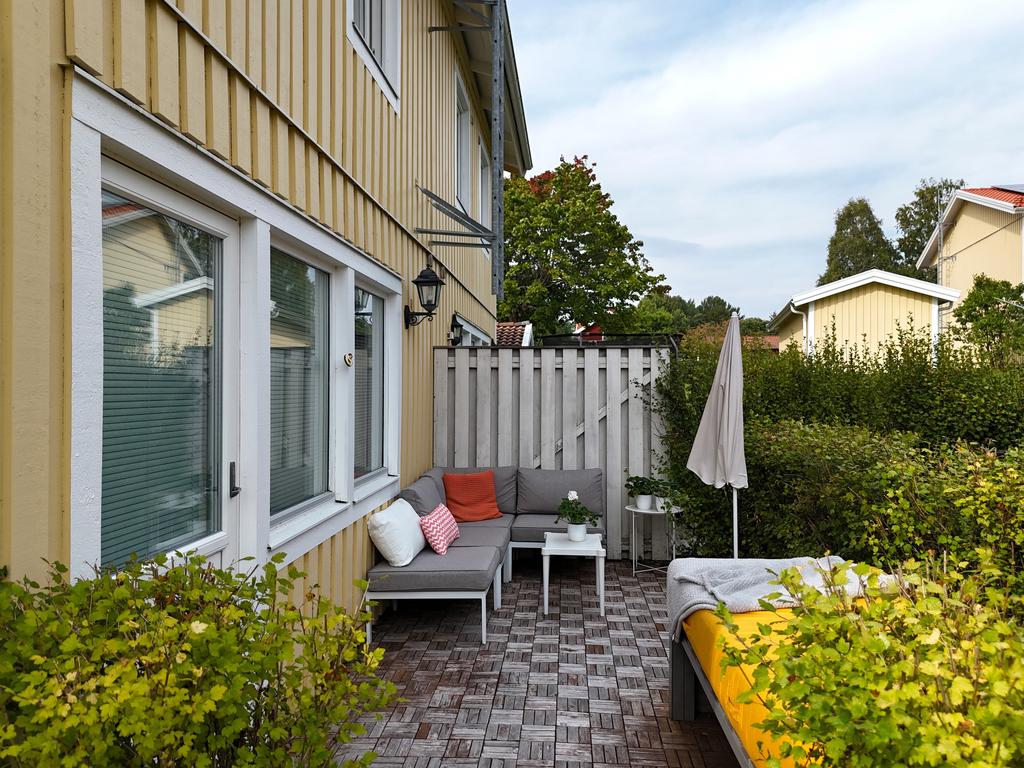 Uteplats med trall på baksidan