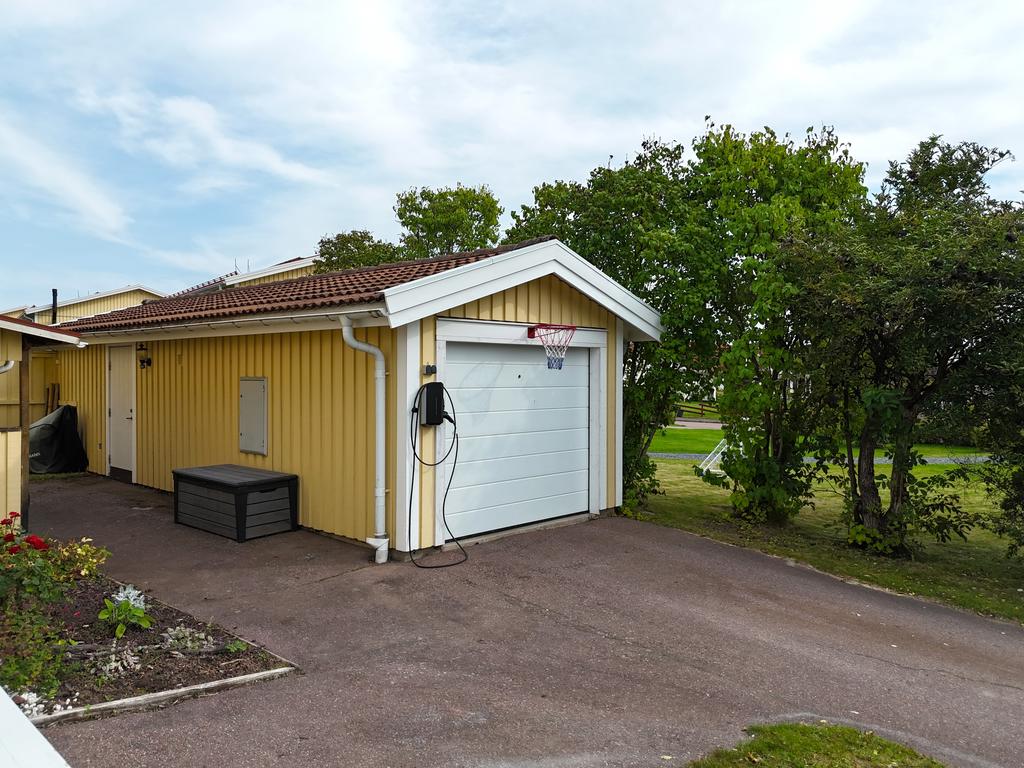 Garage med förråd och elbilsladdare!