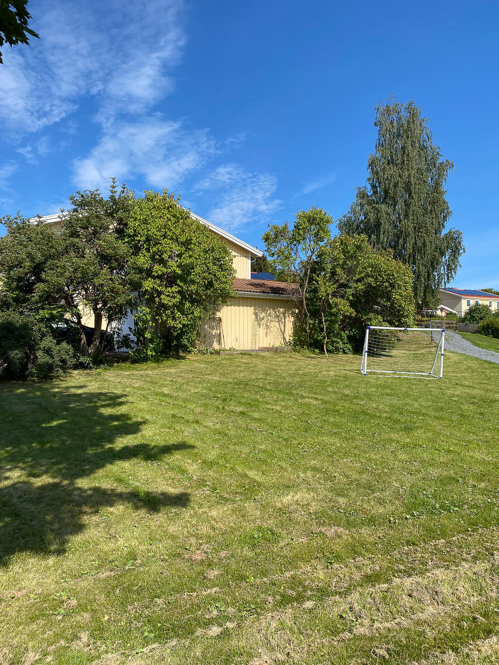 Helt fritt läge intill huset där barnen kan spela fotboll!