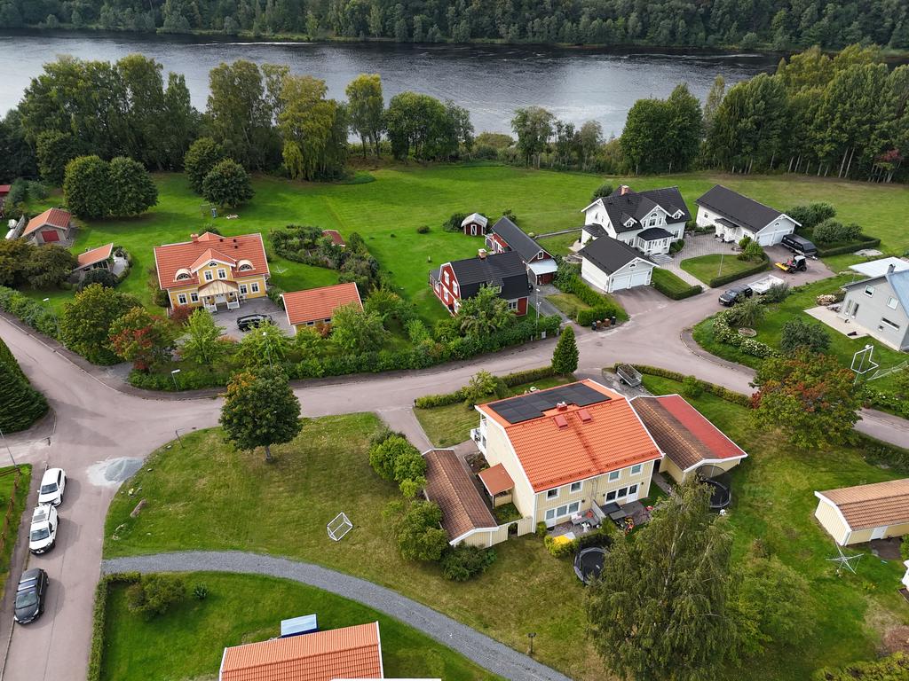 Dalälven rinner sakta förbi intill