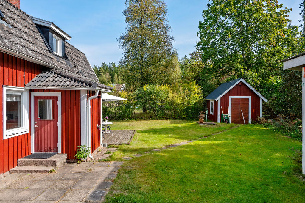 Trevlig baksida som gränsar mot skogen