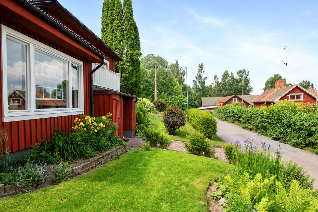 Infart på nedre sidan av huset.