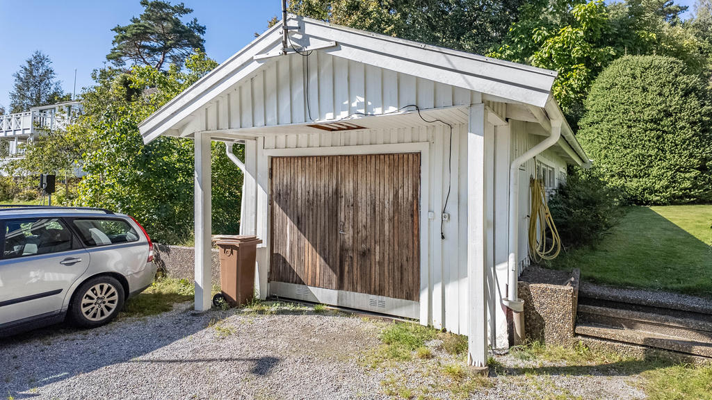 Garage med förvaring i bakkant