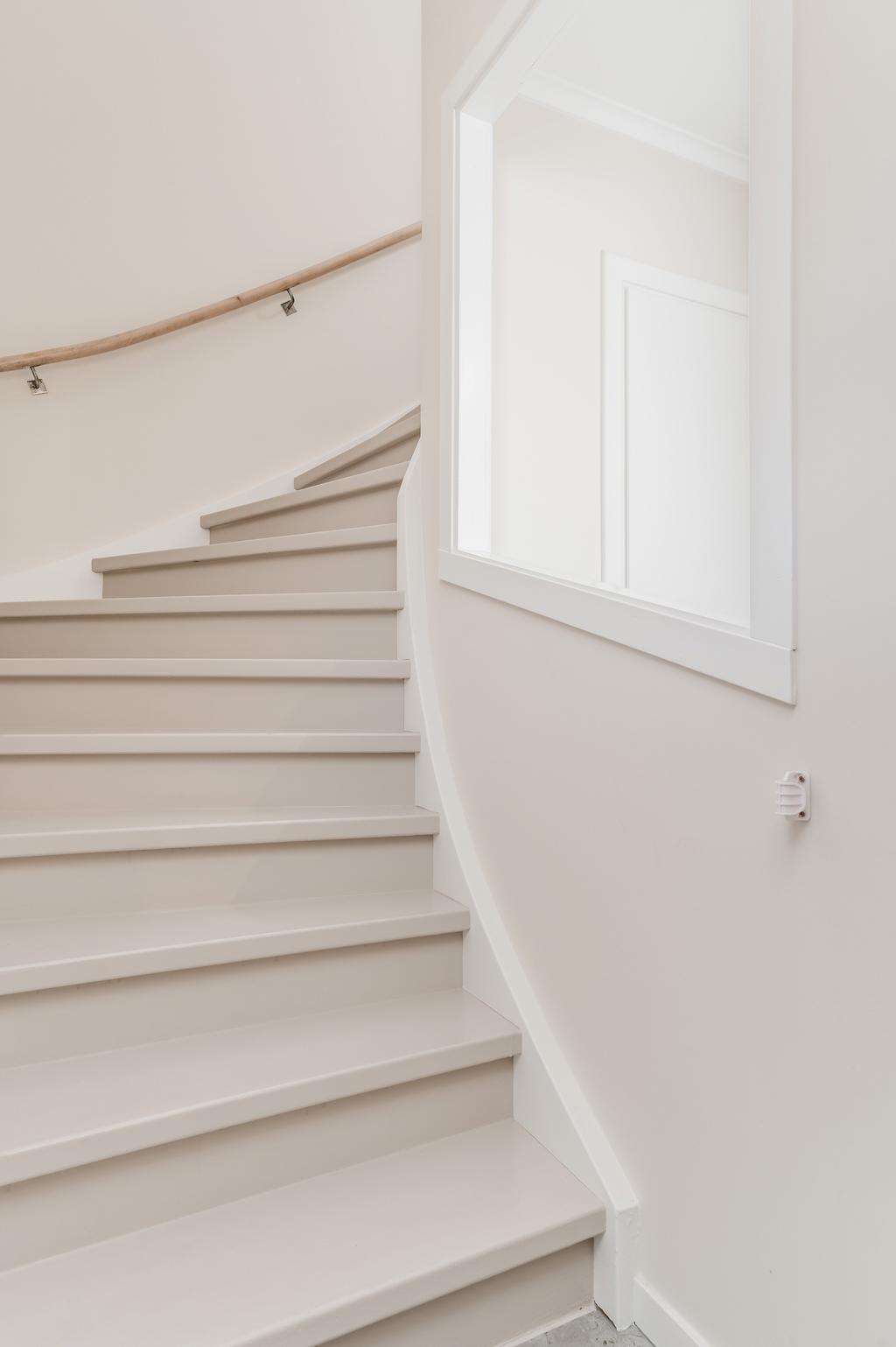 Ljusinsläpp genom öppning mot hallen