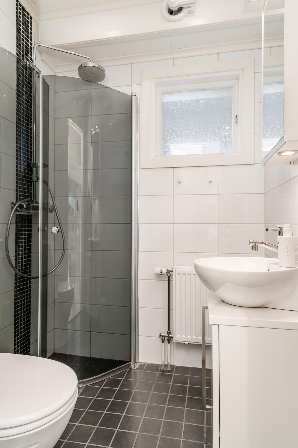 Helkaklat badrum med dusch