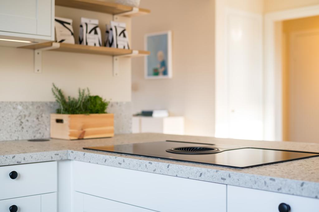 Induktionshäll med inbyggd fläkt