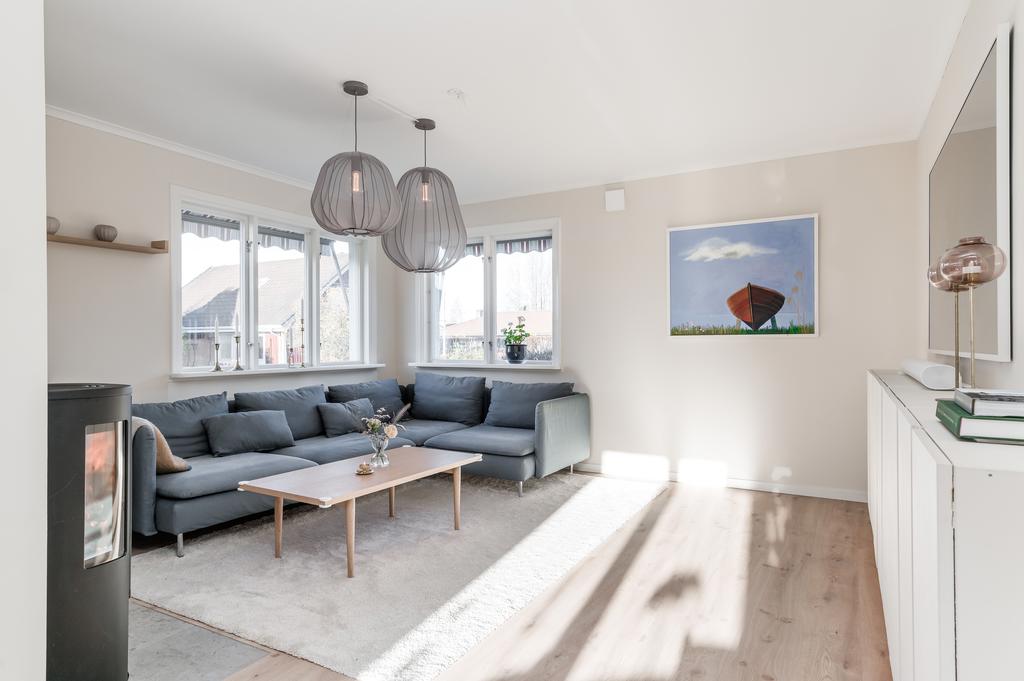 Vardagsrum med fönster åt två håll