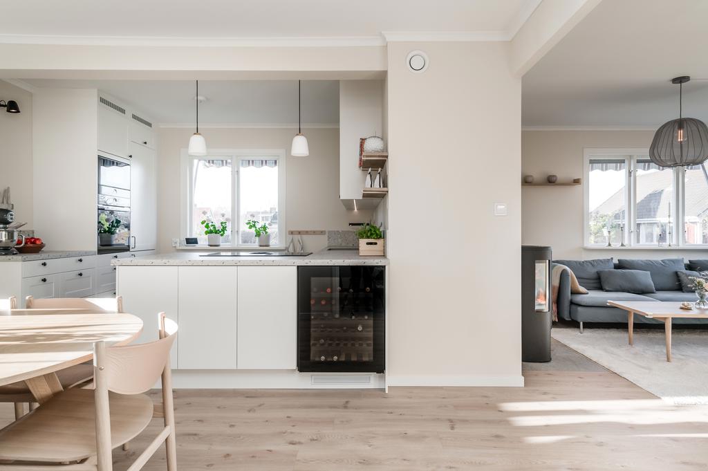 Härligt flöde mellan kök, matplats och vardagsrum
