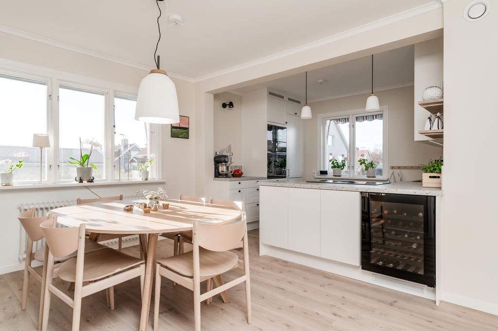 Öppen planlösning mellan kök och matplats
