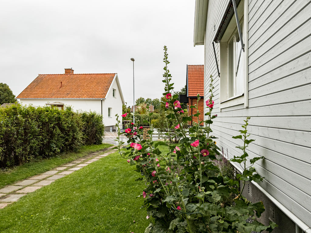 Stockrosor utmed husets gavel