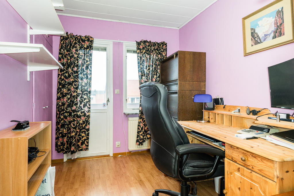 Sovrum 2 med utgång till balkong och inbyggda garderober. 