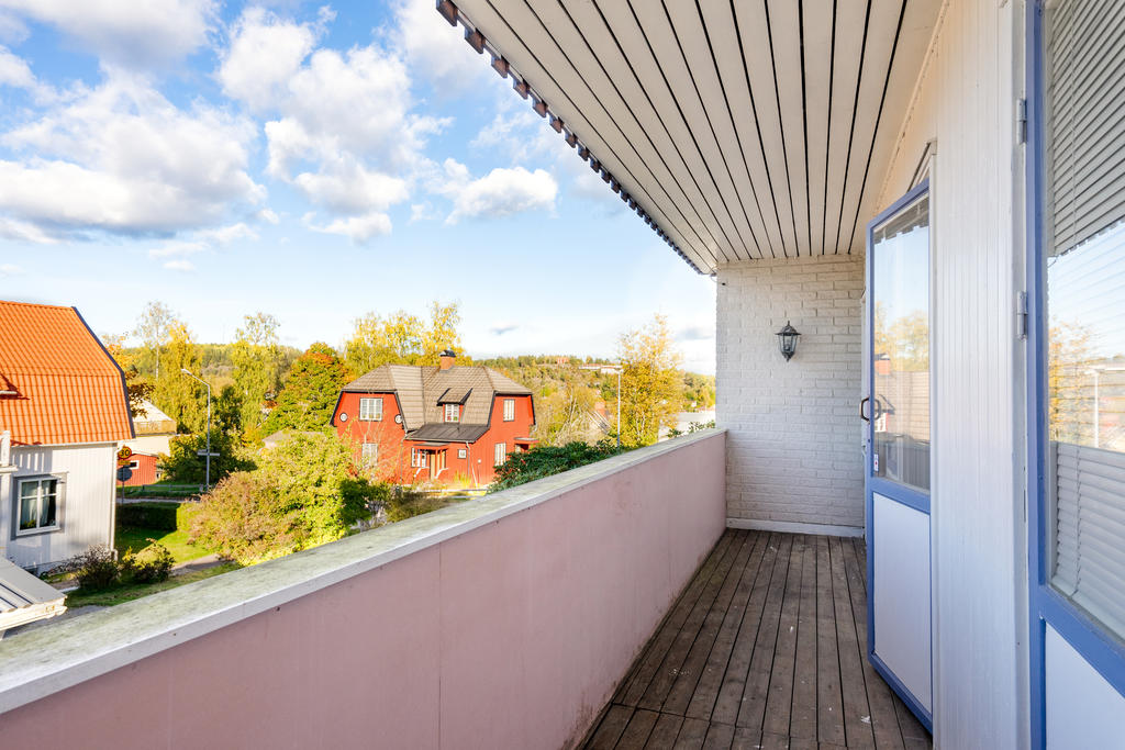 Trivsam balkong med många fina soltimmar.