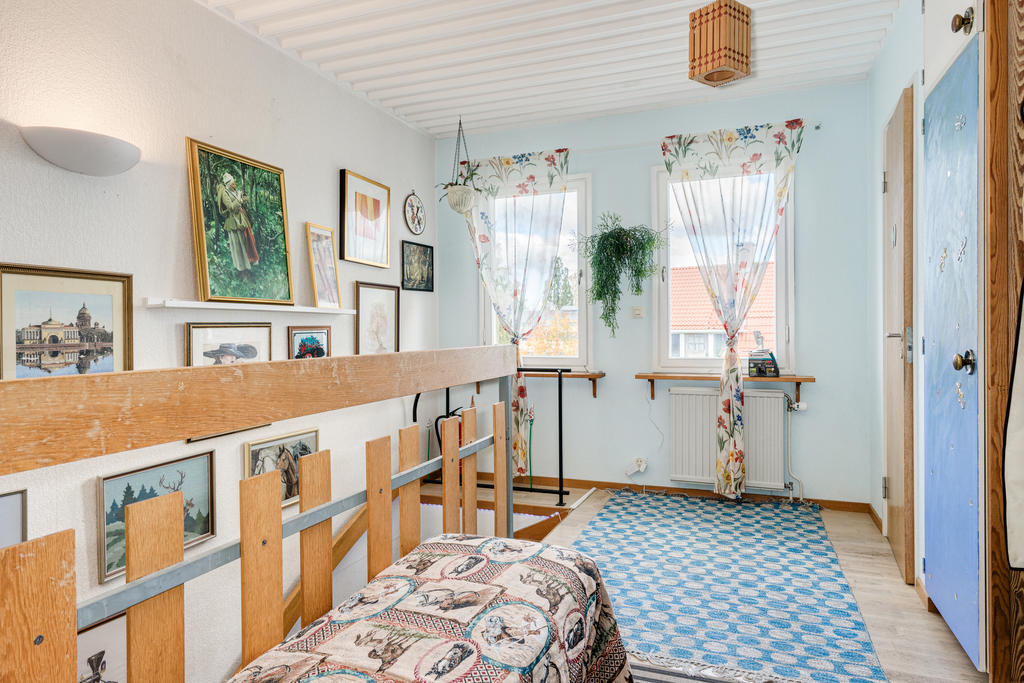 Hall med trapp till nedre plan-Entréplan.