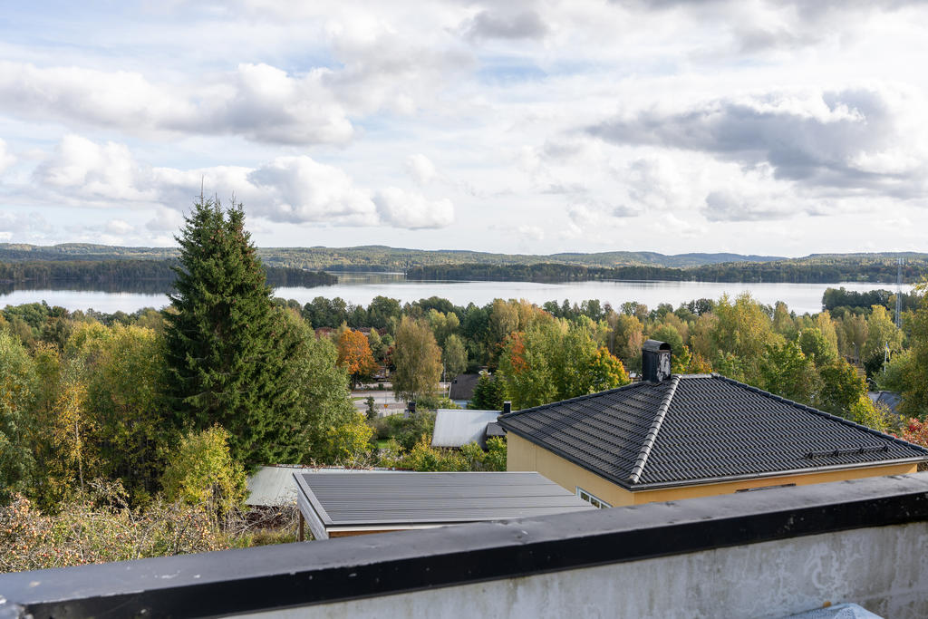 Från övre hallen nås en balkong med sjöutsikt 