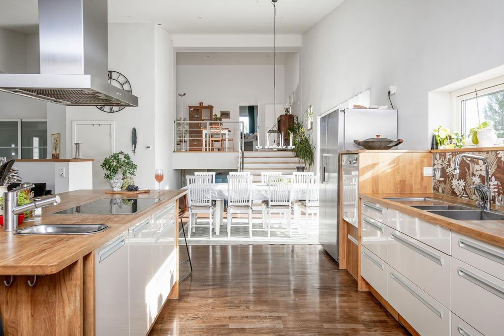 Mot kök och matplats