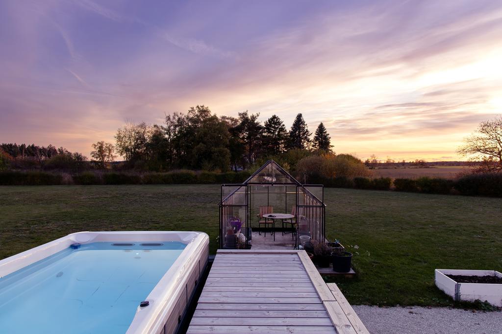 Utsikt från altan vid bostadshus