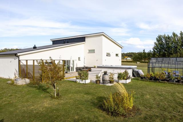 Bostadshus med altan och swimspa samt växthus