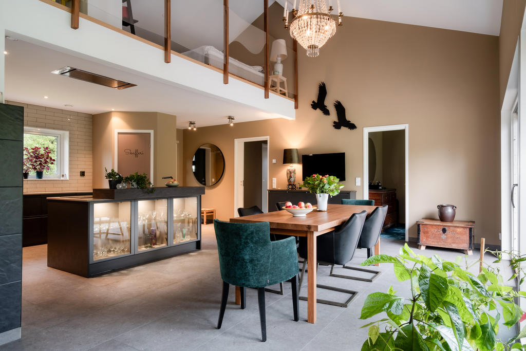 Läckert italienskt kök, sköna golv och generös takhöjd i vardagsrum