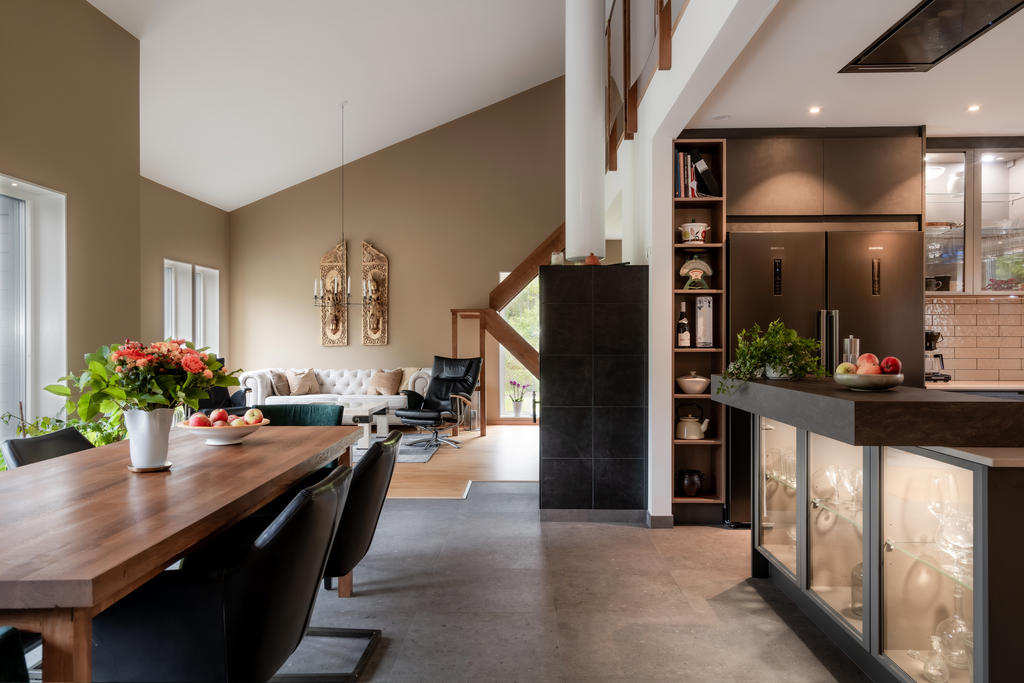 Känslan av det moderna boendet med öppen social planlösning och härligt ljusinsläpp