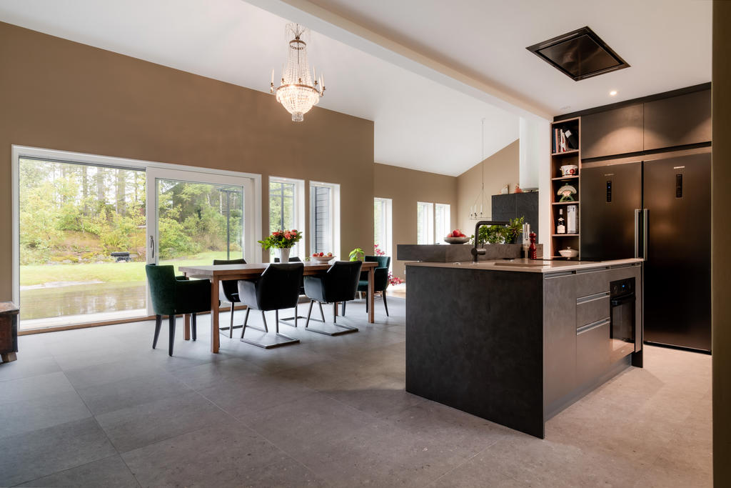 Slitstarka sköna golv, italienskt kvalitetskök och stor skjutdörr som öppnar upp till baksidan.